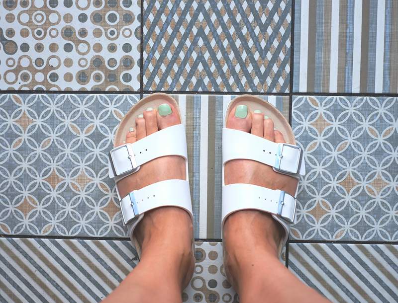 7 pares de sandalias de cuero vegano duraderas que se paran a los pies sudorosos