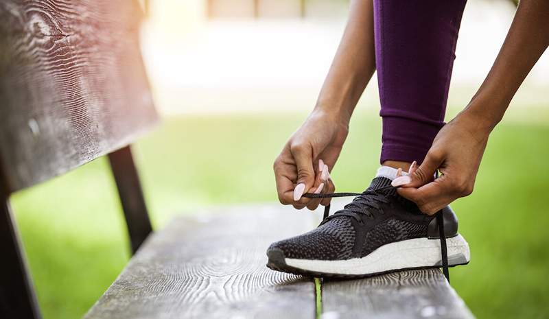 Las mejores zapatillas de deporte, sandalias y botas para Hammertoes, todos elegidos por podólogo