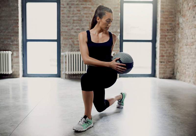 Padroneggia la forma di affondo per lasciarlo cadere come se faceva caldo e senti i tuoi glutei bruciare