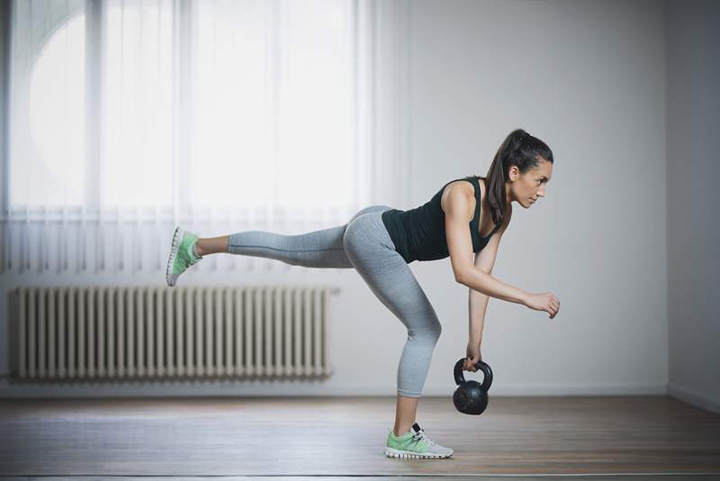 Lys op hele din lave krop med den enkeltben håndvægter deadlift