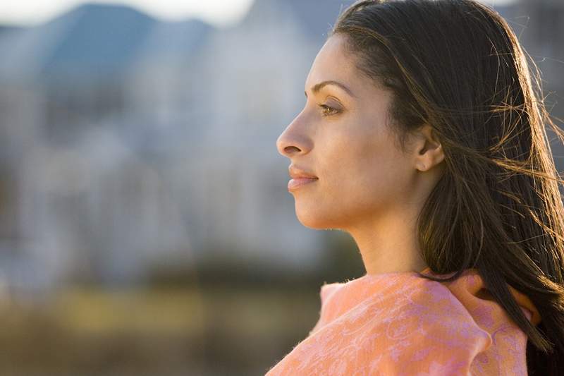 Acne kan op elke leeftijd gebeuren. Dit is wat je eraan moet doen in je veertig