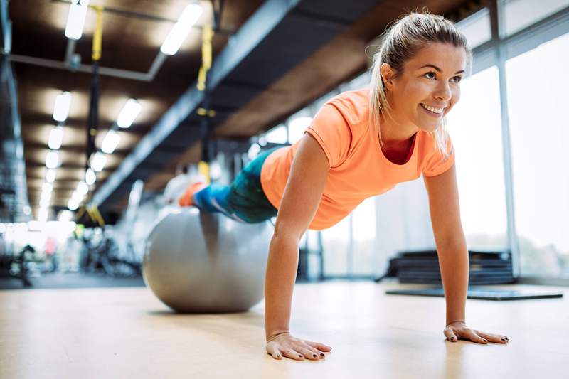 De gegarandeerde manier om een ​​oefening uitdagender te maken? Doe het op een stabiliteitsbal