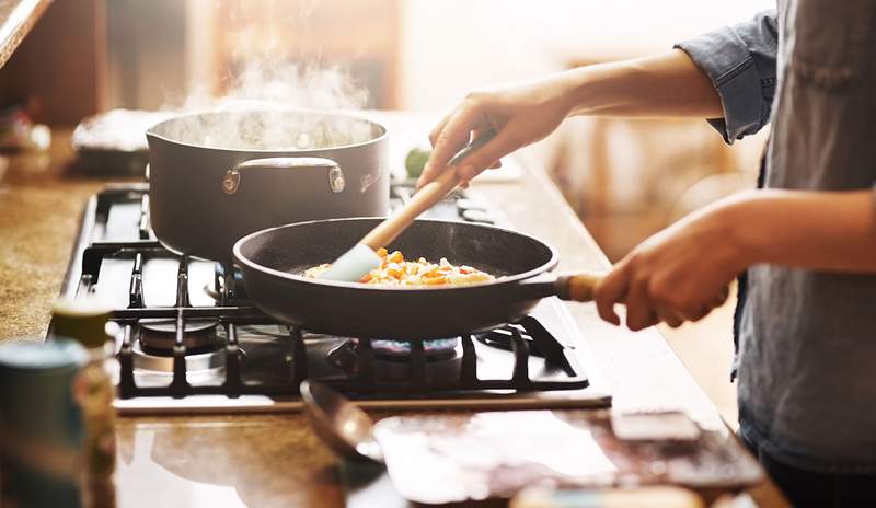 Perché non dovresti mai usare lo spray da cucina su padelle antiaderenti