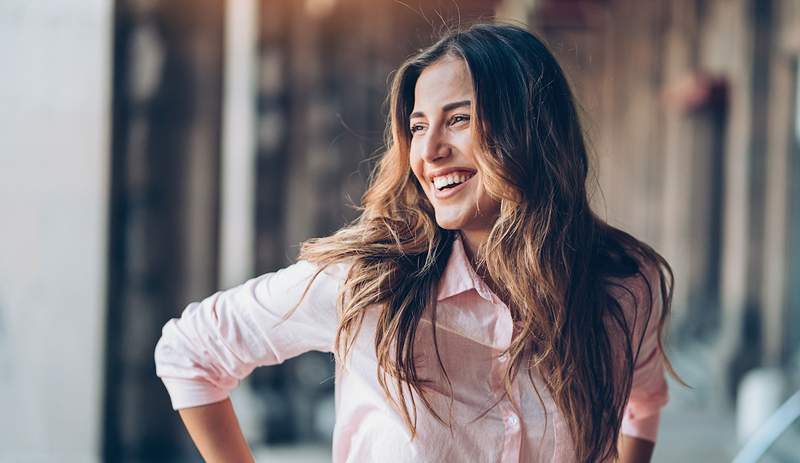 Denne DIY Rosemary Hairspray til tyndt hår bliver viralt på tiktok-og stylister siger, at det er legitimt