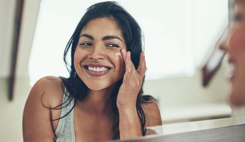 Por qué un Derm dice que su mejor defensa contra la hiperpigmentación ya es un elemento básico en su rutina de belleza (o debería ser!)