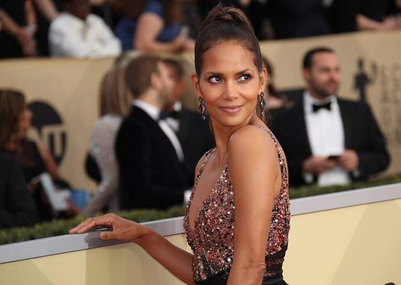 L'entraînement de 10 minutes d'entraînement sur la plage de Halle Berry jure par