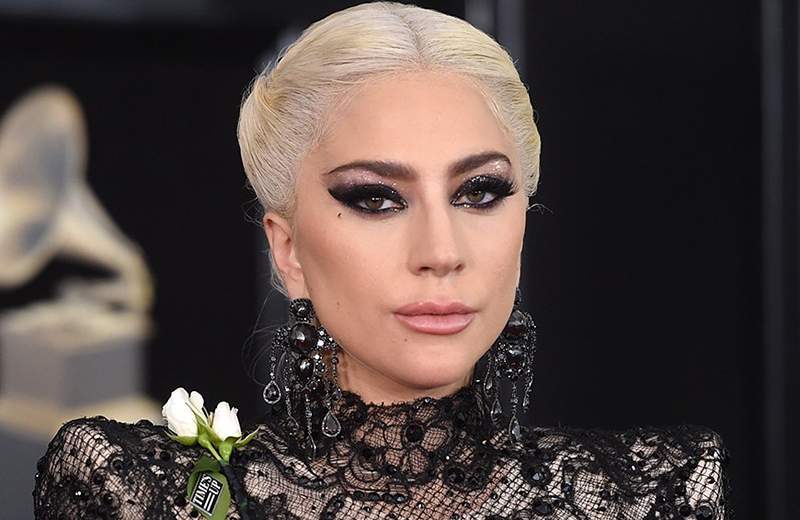 Lady Gaga assiste filmes de terror para relaxar, eis por que os psicólogos dizem que seu hábito assustador de autocuidado pode funcionar