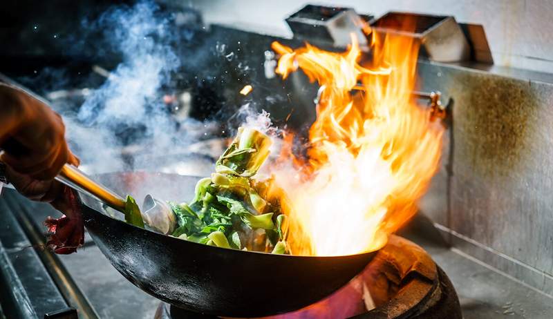 Hoe je snel en veilig een vetbrand uitzet, volgens een professionele chef -kok