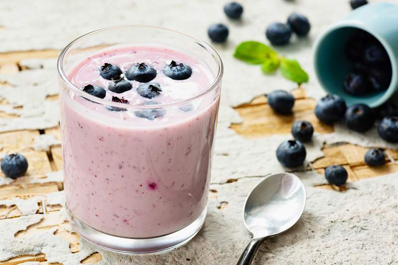 Cette recette de smoothie aux myrtilles simples est chargée d'ingrédients favorisant la longévité