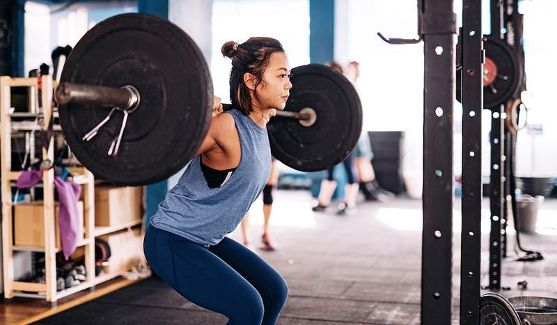 Posso squat 135 libbre e questi sono i 4 elementi essenziali che uso per alimentare ogni ascensore