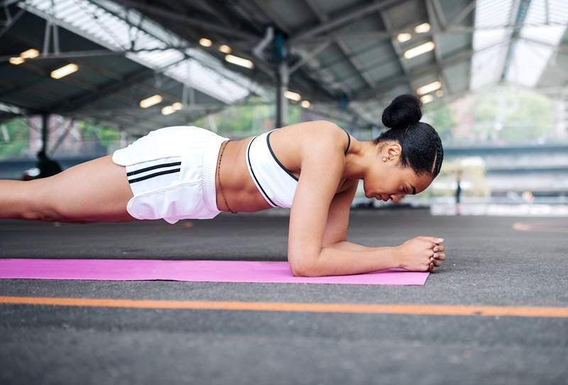 Procurando os melhores exercícios de braço em casa? Experimente esta série de prancha