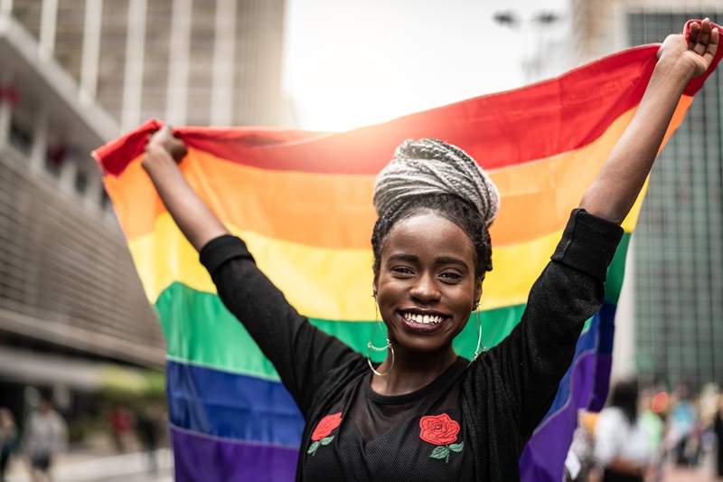 Être un allié de la communauté LGBTQ +, c'est bien plus que de porter des arcs-en-ciel en juin