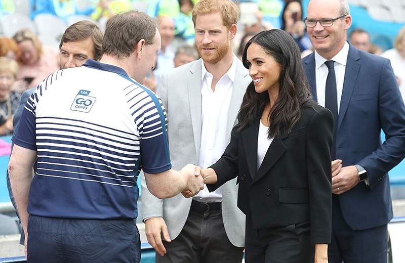 Meghan Markle vient de donner un clin d'œil élégant à ses racines «costumes»