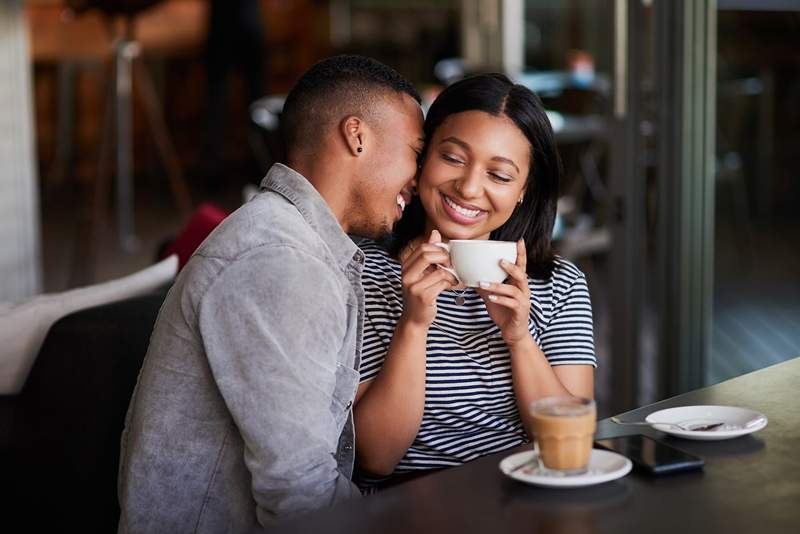 Por qué una cafetería es el lugar más estratégico psicológicamente para una primera cita