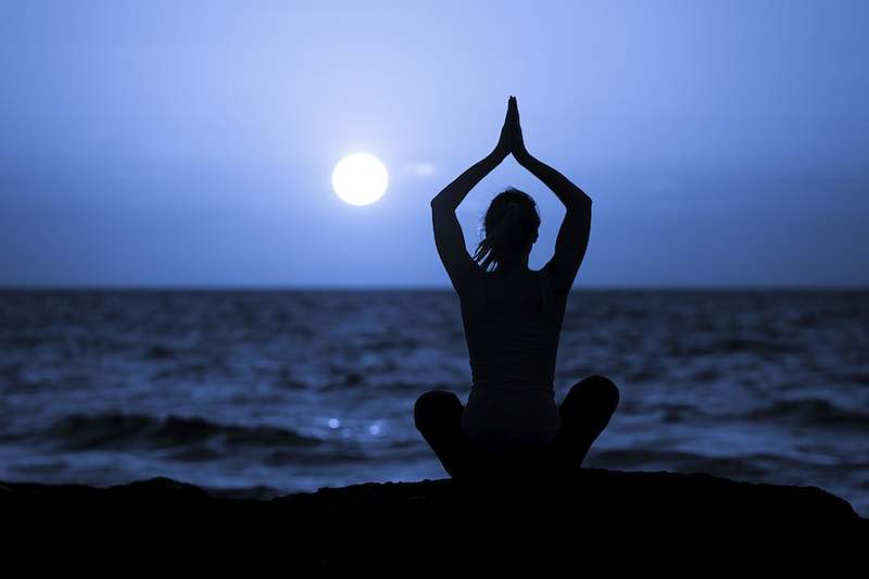 Cómo hacer agua de la luna en 6 pasos y empoderarse para el mes que viene