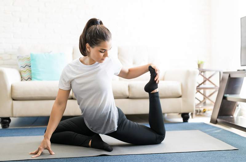 Bu kalça açıcı yoga akışı, sadece 20 dakika içinde vücudunuzdaki en büyük eklemi tamamen gevşetir