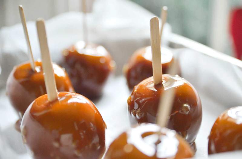 L'automne est venu tôt, cette sauce au caramel végétalien à 2 ingrédients est parfaite pour les pommes Dippin '