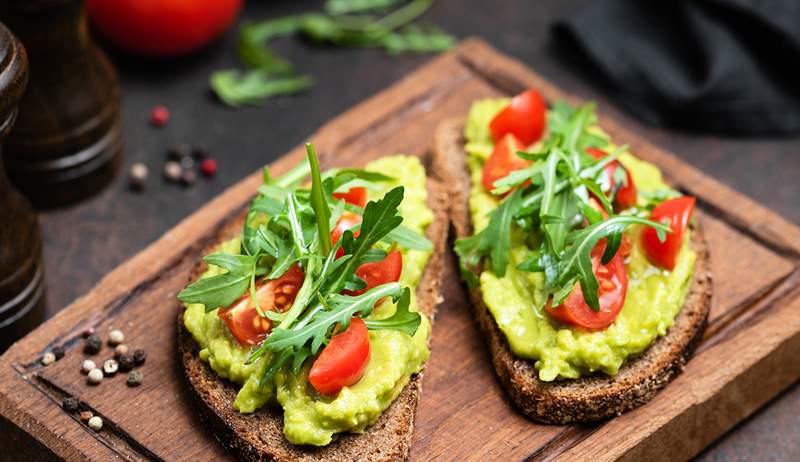 Por que os nutricionistas dizem que você deve sempre emparelhar abacate com tomate