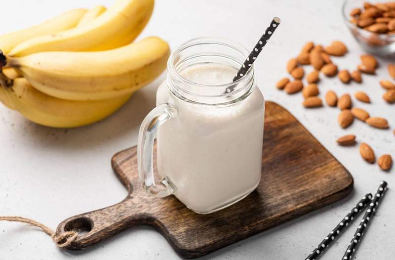 La leche de plátano se convierte en la corriente principal con un nuevo sabor perfectamente dulce de la brisa de almendras