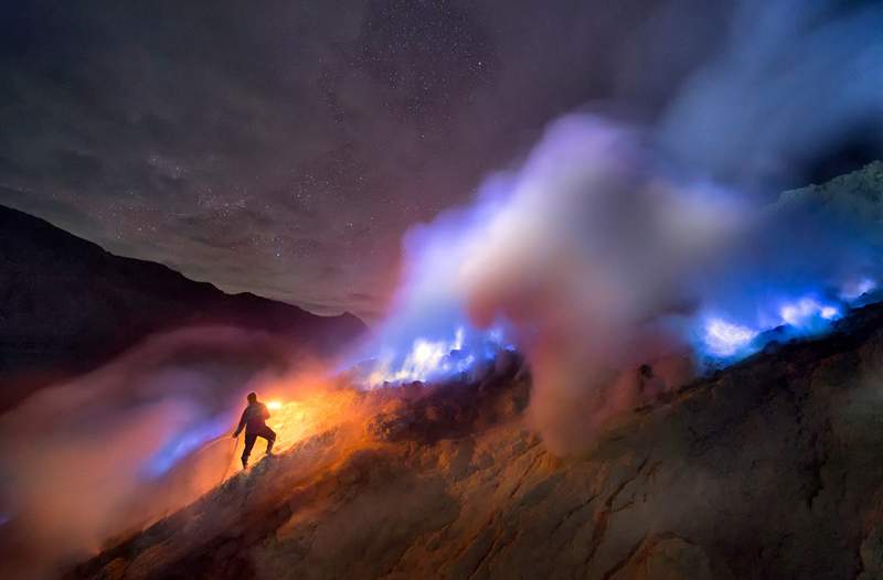 Există un vulcan de foc albastru în Indonezia și avem fotografiile pentru a-l dovedi