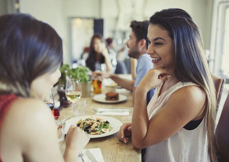 Introverta 5 soļu ceļvedis, lai izdzīvotu un plaukstos grupas vakariņās