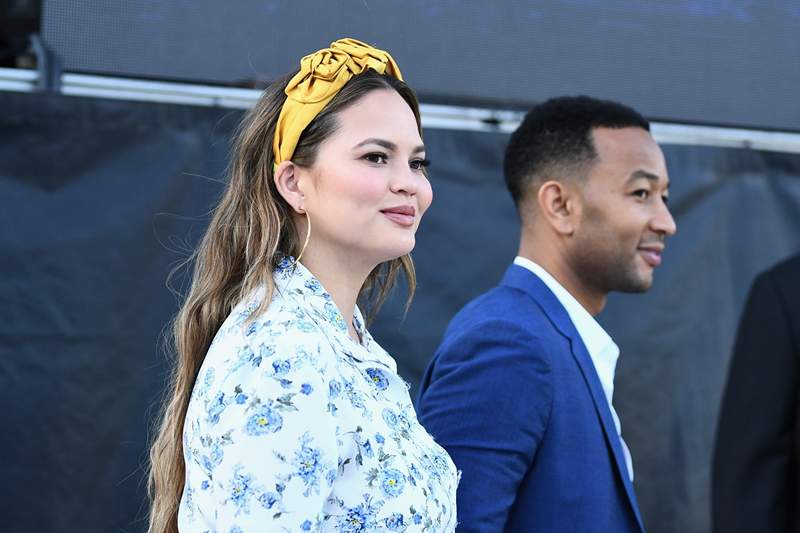 L'ossessione HBOTD di Chrissy Teigen è l'hack perfetto per rinfrescarti i capelli sporchi