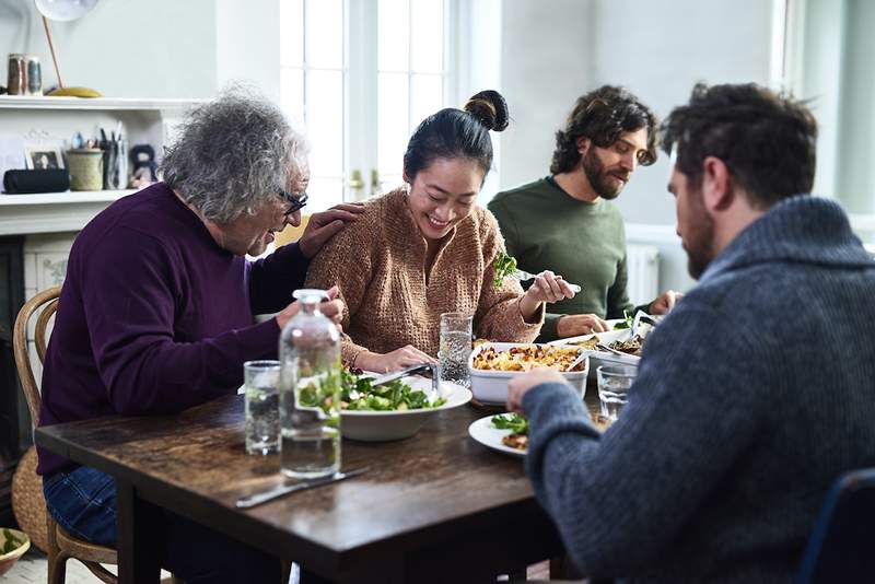 5 tips for å opprettholde et sunt romantisk forhold som et par som bor sammen med foreldre i karantene