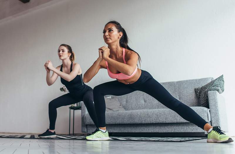 Gli squat del cosacco offrono l'ultimo sedere più stretto e mobilità dell'anca migliorata