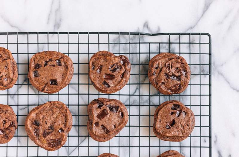 Passe os deliciosos biscoitos de chocolate duplos sem grãos, por favor!