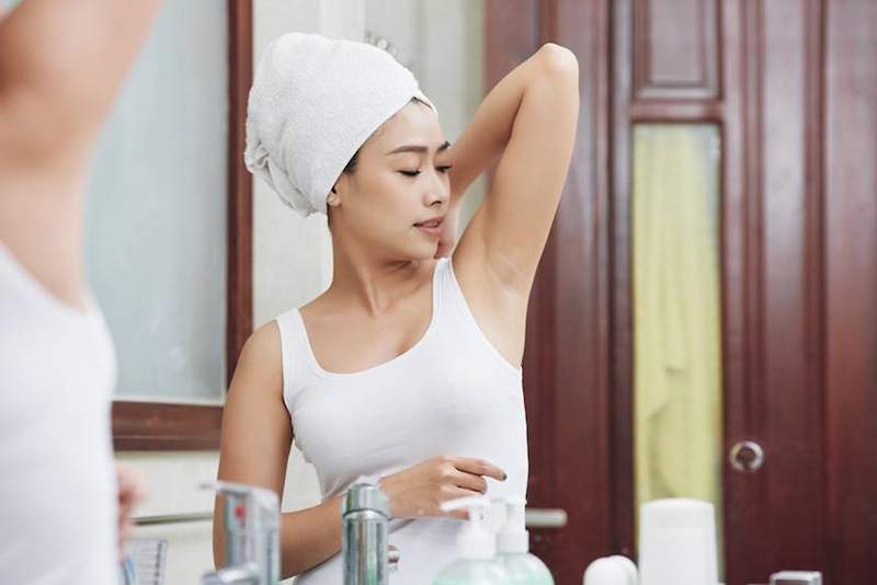 Trik yang disetujui derm ini memungkinkan Anda mencoba deodoran alami * tanpa * direndam ketiak