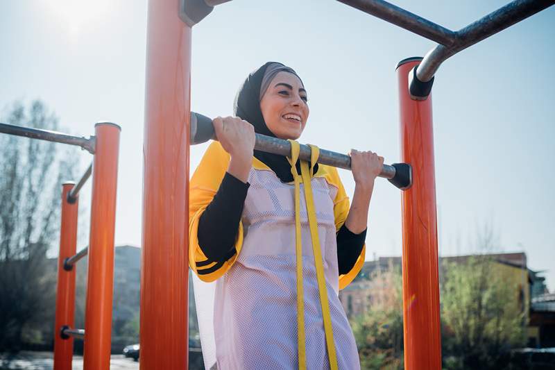 Træner bryder, hvordan man vælger mellem en pull-up vs chin-up i dine træning