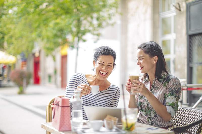 Les experts veulent que vous priorisez d'avoir des amis plus jeunes que vous, c'est pourquoi