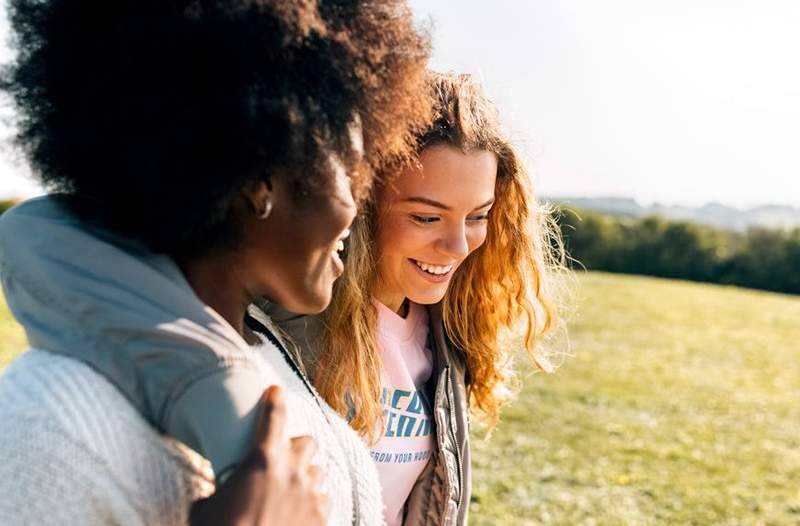 Dostluk İhtiyati Sendromu Neden Bazen BFF'nizin sizden nefret ettiğini hissettiğinizi açıklıyor