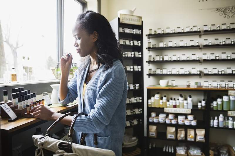 Koop een flacon van wat een aromatherapie -exec de 'ducttape van etherische oliën' noemt