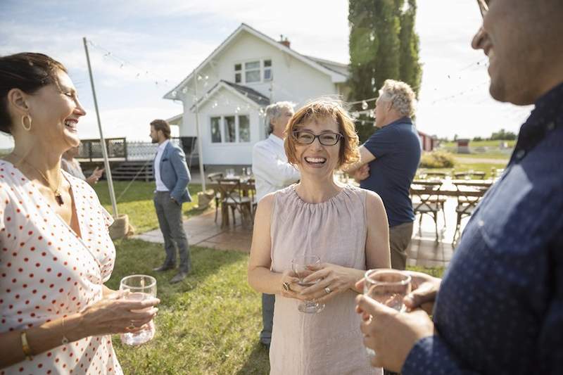 6 Beruhigende Mantras für die introvertierten Plus-One, die lieber einen Hochzeits-Toast geben würden, als Smalltalk zu machen