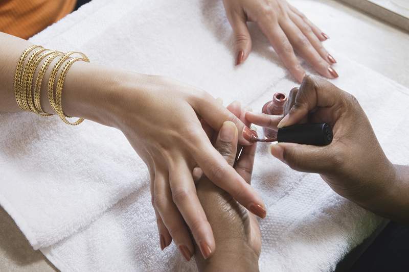 Wie sicher ist es, jetzt in einen Nagelsalon zu gehen? Experten erklären