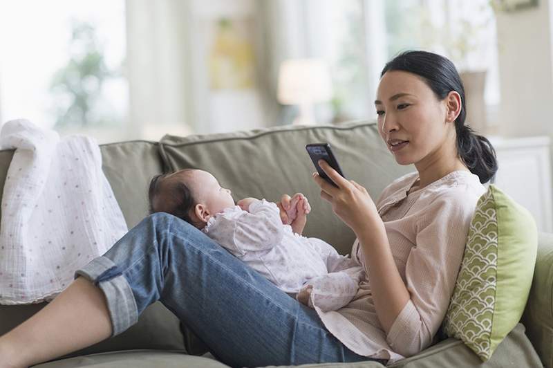 Programos ir internetinės priemonės siekia palengvinti vienatvę per daug naujų mamų