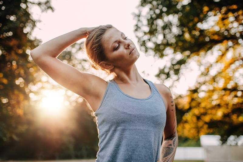 Me desperté con un cuello rígido? Estos 4 estiramientos aprovechados de Pro deberían ayudar a aflojarlo