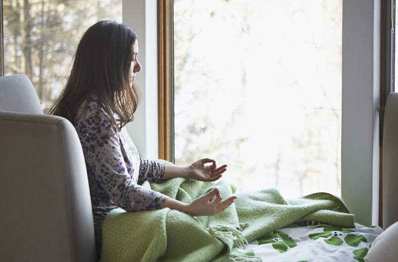 Konfrontujte svoje privilégium na vankúši s týmito 3 práve spustenými antirasistickými meditáciami