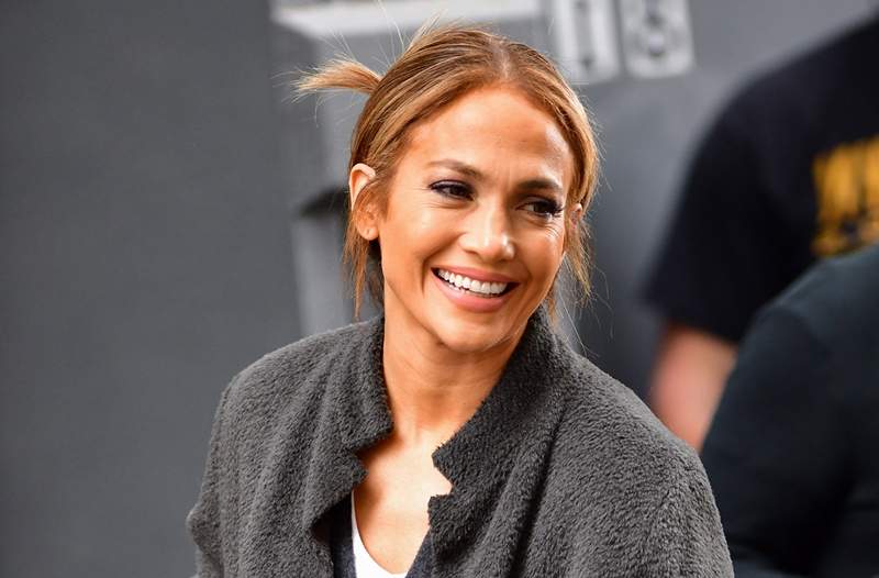 Melatih seperti Jennifer Lopez dengan senaman 5-bergerak ini yang boleh anda lakukan di rumah