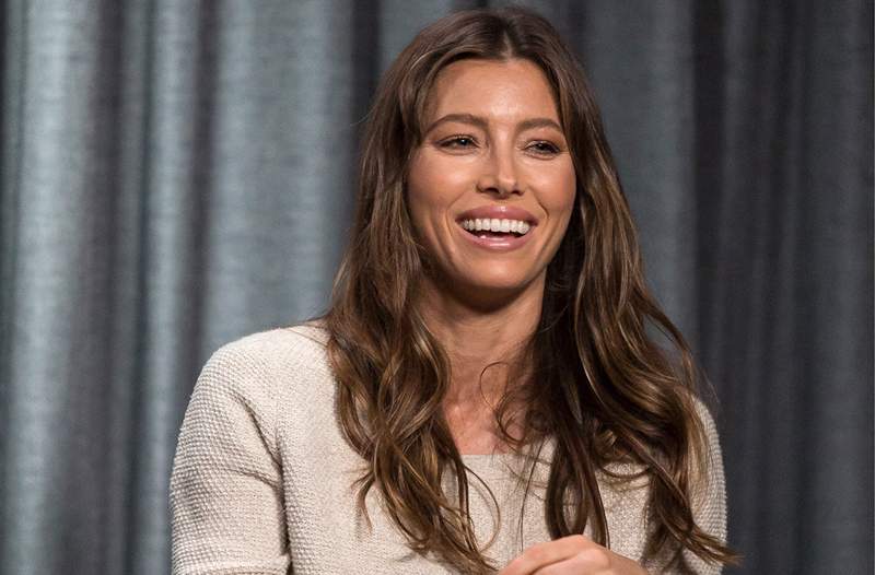 Jessica Biel izzadságot szakít ezekkel a vadon élő egylábú korcsolyázó guggolással, és most én is