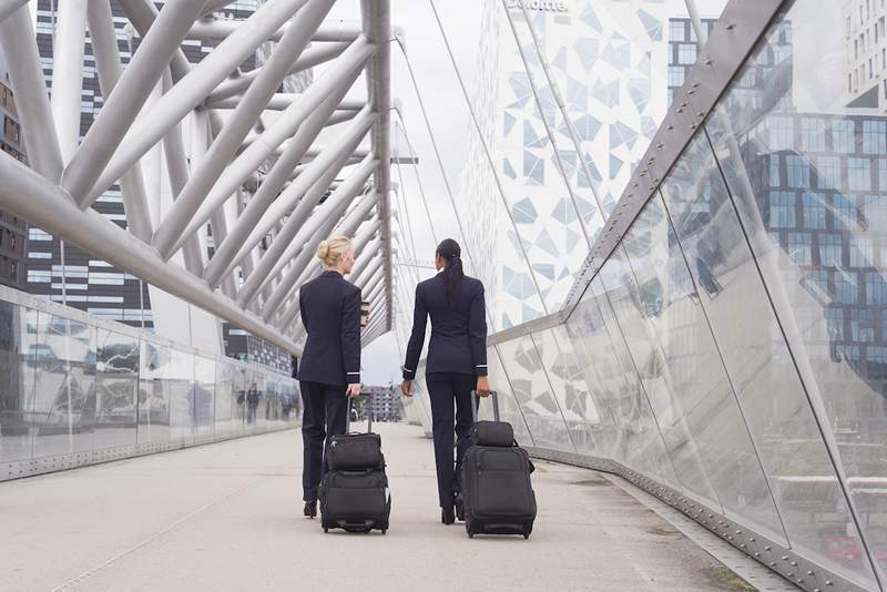 'Ik ben een stewardess, en dit zijn de 7 reisbehoeften die ik in mijn handbagage bewaar'