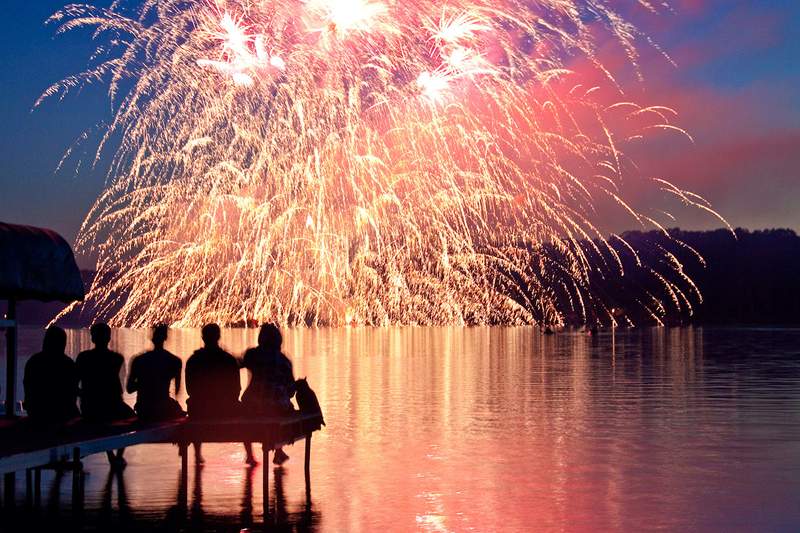 El universo está empacando sus propios fuegos artificiales esta semana en forma de tránsitos astrológicos potentes