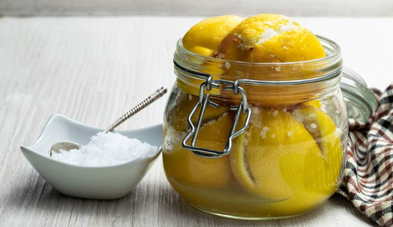 Receta de limones preservados El alimento básico fermentado que le da un golpe de sabor a cualquier plato