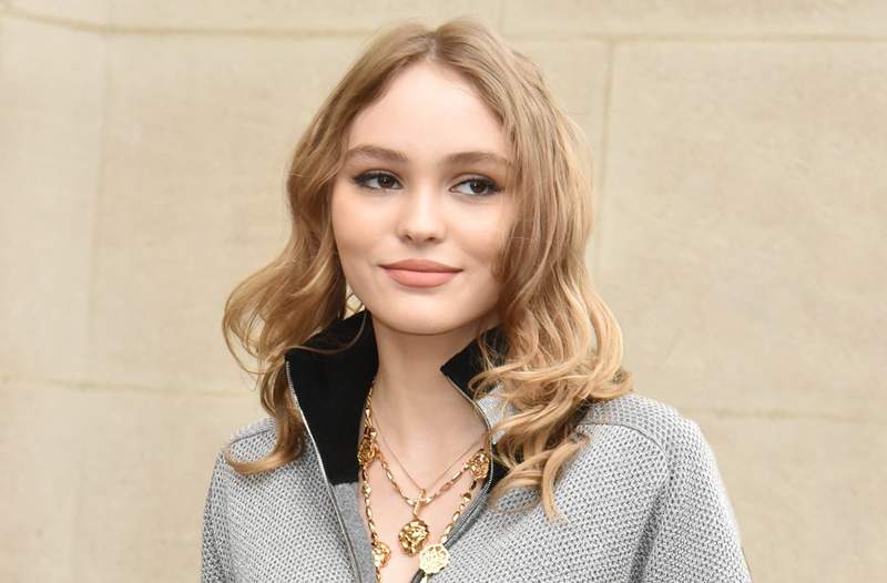 Lily-Rose Depp práve použila náušnice s klipom a som naštvaná a som naštvaná