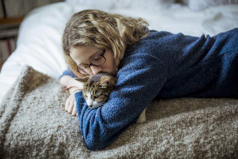 9 Tips voor het treuren van het verlies van een huisdier tijdens de pandemie, volgens een rouwspecialist