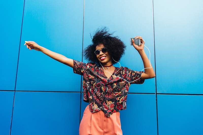 Diese 3-stufige lockige Haarroutine steuert Frizz und schleudert Feuchtigkeit für immer in der Feuchtigkeit