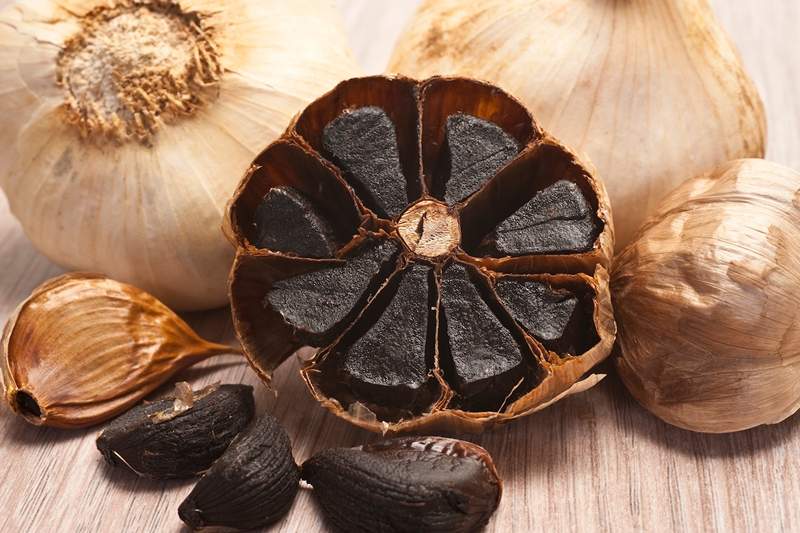 6 beneficios de ajo negro para su salud que le hará querer comerlo junto al clavo