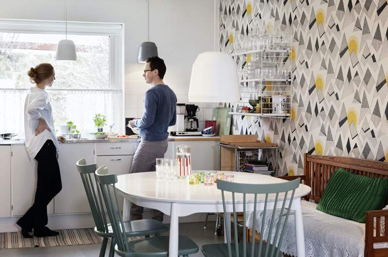 Pertolongan! Suami saya tidak dapat masuk ke dapur tanpa bertanya kepada saya di mana ada sesuatu