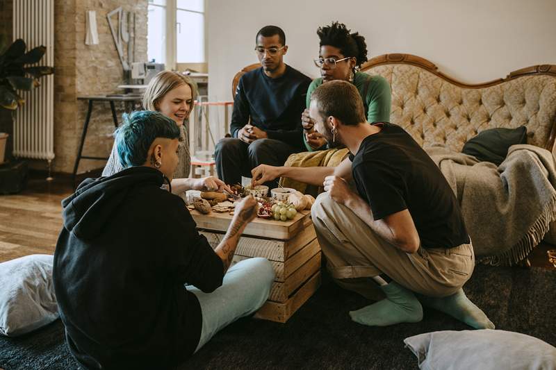 La table de cuisine polyamory donne un nouveau sens au concept de «famille choisie»